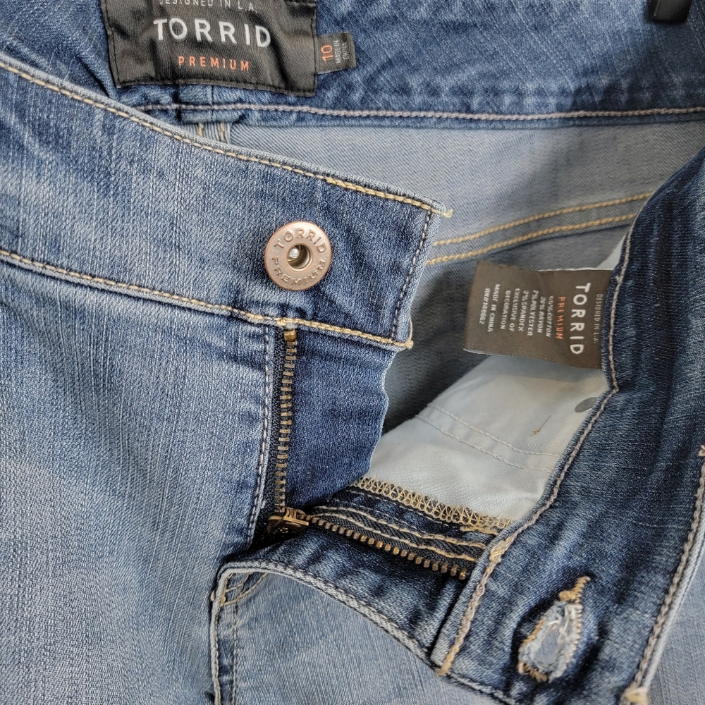 🆕️Torrid Premium Distressed Boyfriend Cropped Denim Jeans - Picture 5 of 8
